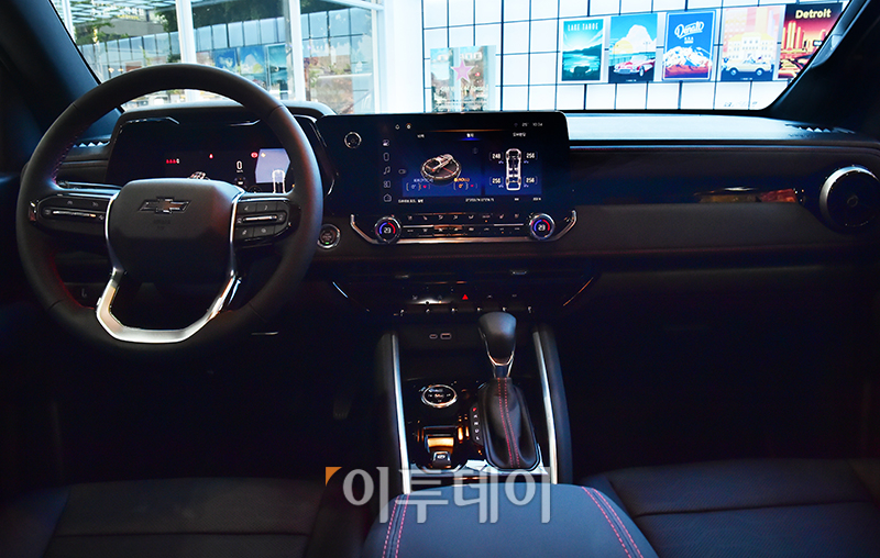 ▲쉐보레 올 뉴 콜로라도 출시 행사가 열린 18일 서울 강남구 신사동 더하우스오브지엠에서 모델들이 차량을 소개하고 있다. 쉐보레 올 뉴 콜로라도는 Z71 단일 트림으로 출시되며 국내 판매 가격은 7279만원이다. 고이란 기자 photoeran@