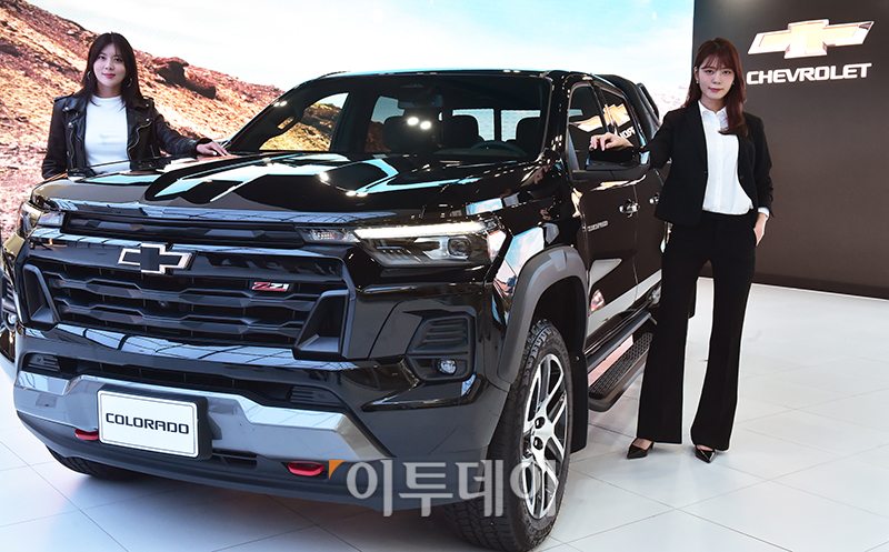 ▲쉐보레 올 뉴 콜로라도 출시 행사가 열린 18일 서울 강남구 신사동 더하우스오브지엠에서 모델들이 차량을 소개하고 있다. 쉐보레 올 뉴 콜로라도는 Z71 단일 트림으로 출시되며 국내 판매 가격은 7279만원이다. 고이란 기자 photoeran@