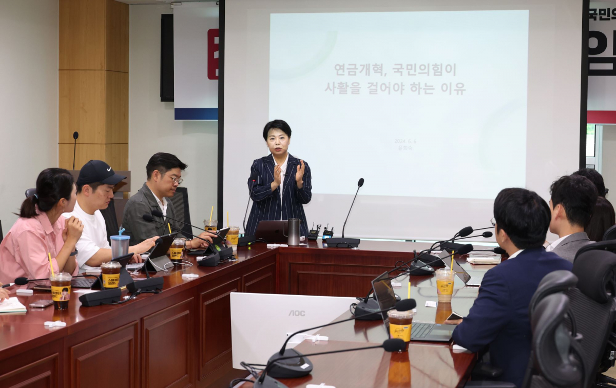 ▲윤희숙 전 국민의힘 의원이 지난달 6일 오전 서울 여의도 국회 의원회관 간담회의실에서 국민의힘 3040세대 모임 ‘첫목회’ 회원들을 대상으로 연금개혁과 관련한 강연을 하고 있다.  (뉴시스)