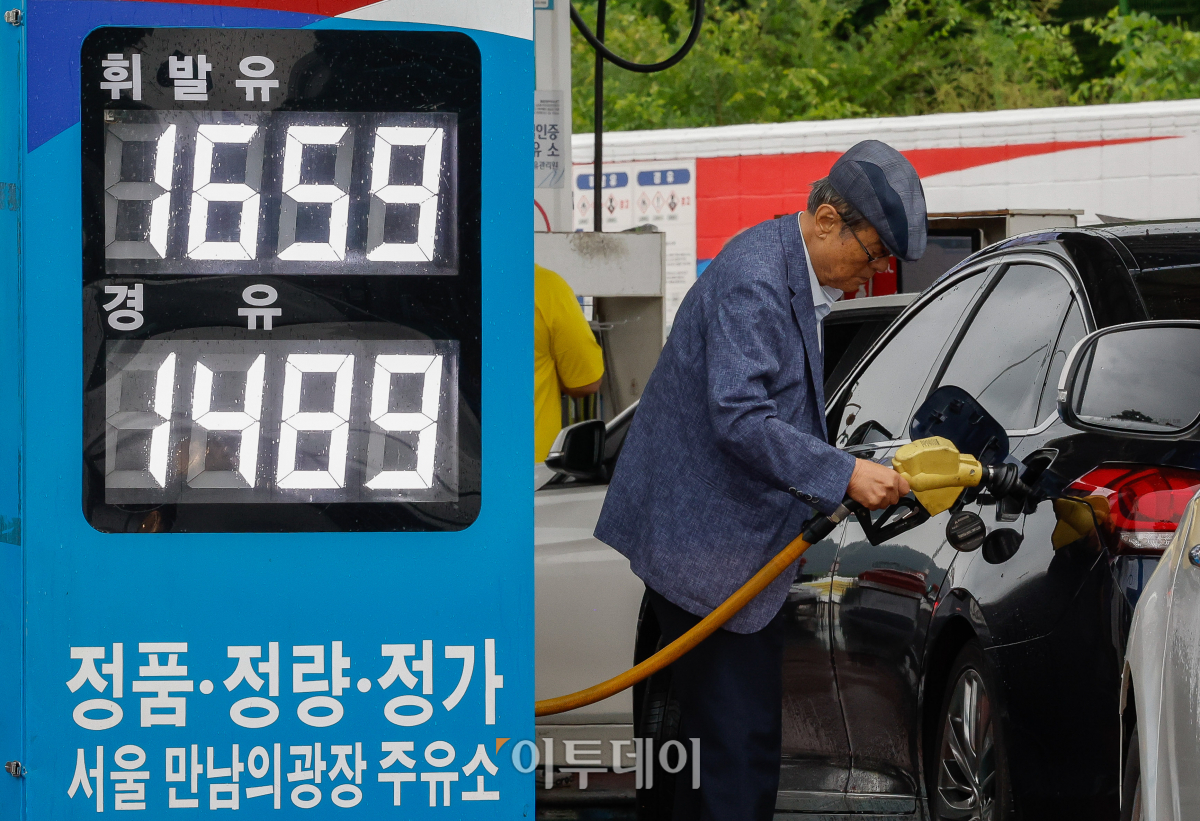 ▲국내 주유소 휘발유·경유의 주간 평균 가격이 4주 연속 동반 상승했다. 한국석유공사 유가정보시스템 오피넷에 따르면 7월 셋째 주 전국 주유소 휘발유 평균 판매가는 직전 주 대비 리터(ℓ)당 6.5원 상승한 1713.1원을 기록했다. 6월 셋째 주 이후 4주 연속 상승세다. 경유 판매 가격은 직전 주 대비 8.1원 오른 1548.6원을 기록했다. 21일 서울 만남의광장 주유소에 유가정보가 게시돼 있다. 조현호 기자 hyunho@