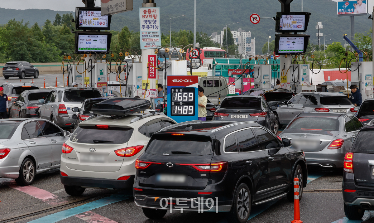 ▲국내 주유소 휘발유·경유의 주간 평균 가격이 4주 연속 동반 상승했다. 한국석유공사 유가정보시스템 오피넷에 따르면 7월 셋째 주 전국 주유소 휘발유 평균 판매가는 직전 주 대비 리터(ℓ)당 6.5원 상승한 1713.1원을 기록했다. 6월 셋째 주 이후 4주 연속 상승세다. 경유 판매 가격은 직전 주 대비 8.1원 오른 1548.6원을 기록했다. 21일 서울 만남의광장 주유소에서 차량들이 주유를 하기 위해 길게 줄을 서서 대기하고 있다. 조현호 기자 hyunho@