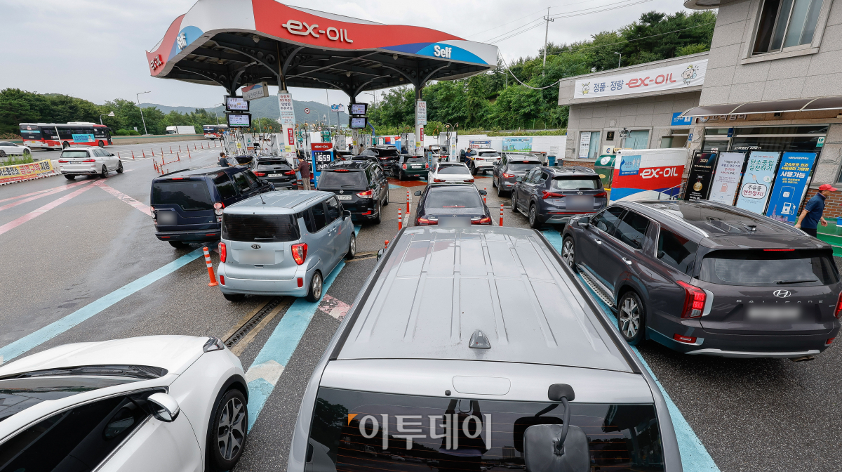 ▲국내 주유소 휘발유·경유의 주간 평균 가격이 4주 연속 동반 상승했다. 한국석유공사 유가정보시스템 오피넷에 따르면 7월 셋째 주 전국 주유소 휘발유 평균 판매가는 직전 주 대비 리터(ℓ)당 6.5원 상승한 1713.1원을 기록했다. 6월 셋째 주 이후 4주 연속 상승세다. 경유 판매 가격은 직전 주 대비 8.1원 오른 1548.6원을 기록했다. 21일 서울 만남의광장 주유소에서 차량들이 주유를 하기 위해 길게 줄을 서서 대기하고 있다. 조현호 기자 hyunho@