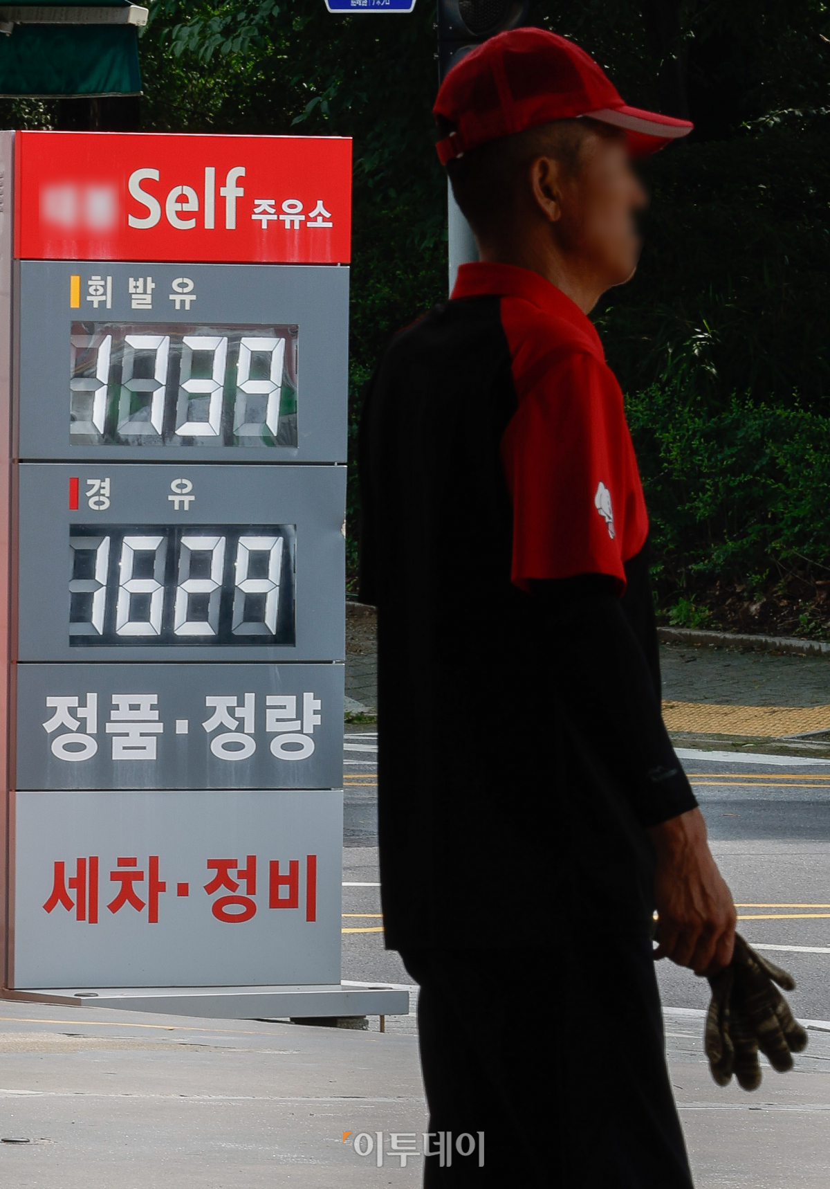 ▲국내 주유소 휘발유·경유의 주간 평균 가격이 4주 연속 동반 상승했다. 한국석유공사 유가정보시스템 오피넷에 따르면 7월 셋째 주 전국 주유소 휘발유 평균 판매가는 직전 주 대비 리터(ℓ)당 6.5원 상승한 1713.1원을 기록했다. 6월 셋째 주 이후 4주 연속 상승세다. 경유 판매 가격은 직전 주 대비 8.1원 오른 1548.6원을 기록했다. 21일 서울 시내 한 주유소에 유가정보가 게시돼 있다. 조현호 기자 hyunho@