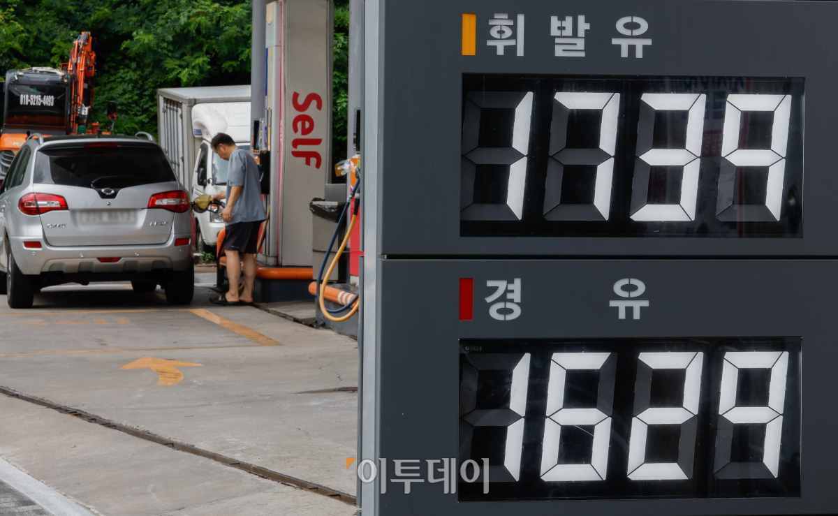 ▲국내 주유소 휘발유·경유의 주간 평균 가격이 4주 연속 동반 상승했다. 한국석유공사 유가정보시스템 오피넷에 따르면 7월 셋째 주 전국 주유소 휘발유 평균 판매가는 직전 주 대비 리터(ℓ)당 6.5원 상승한 1713.1원을 기록했다. 6월 셋째 주 이후 4주 연속 상승세다. 경유 판매 가격은 직전 주 대비 8.1원 오른 1548.6원을 기록했다. 21일 서울 시내 한 주유소에 유가정보가 게시돼 있다. 조현호 기자 hyunho@