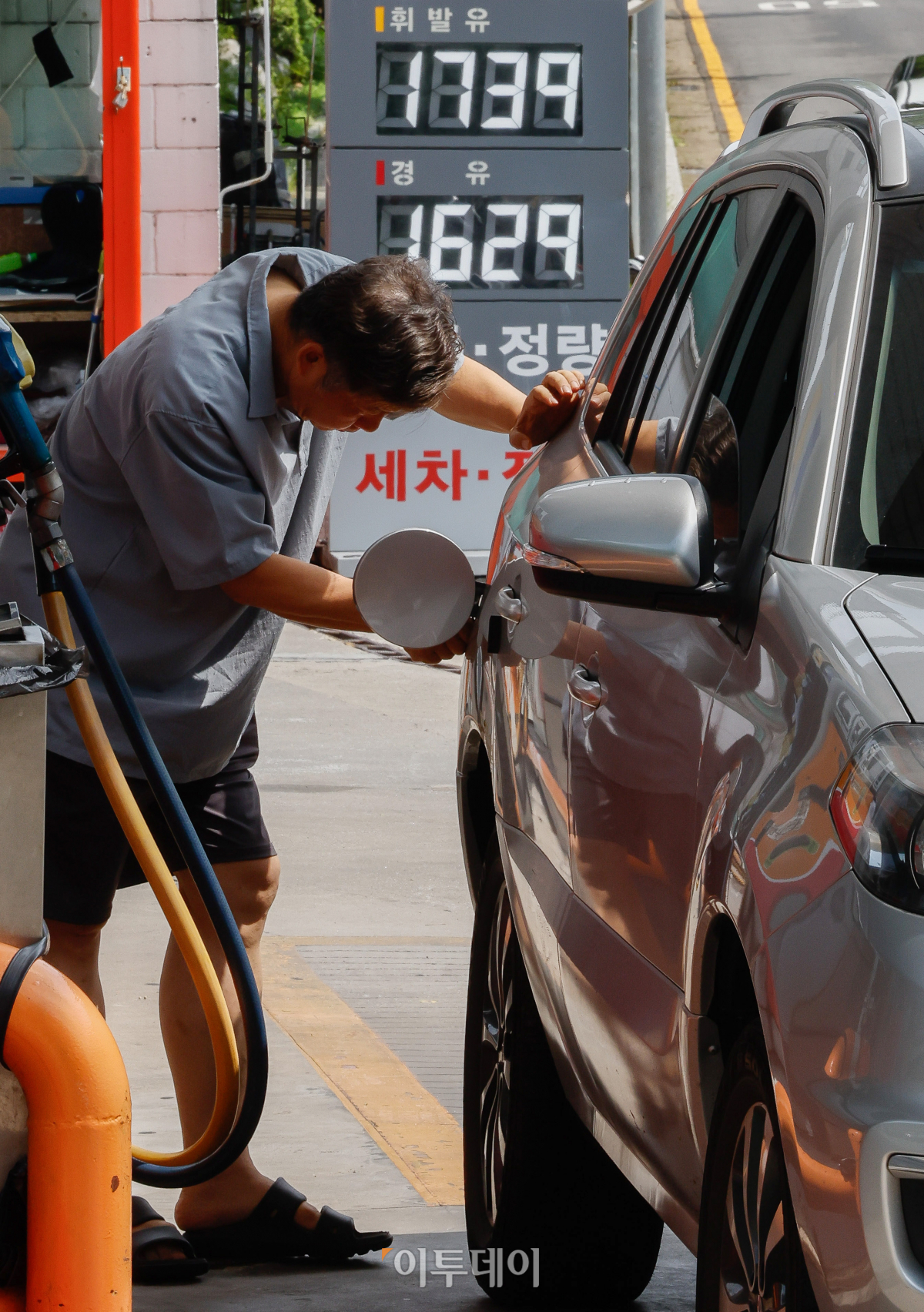 ▲국내 주유소 휘발유·경유의 주간 평균 가격이 4주 연속 동반 상승했다. 한국석유공사 유가정보시스템 오피넷에 따르면 7월 셋째 주 전국 주유소 휘발유 평균 판매가는 직전 주 대비 리터(ℓ)당 6.5원 상승한 1713.1원을 기록했다. 6월 셋째 주 이후 4주 연속 상승세다. 경유 판매 가격은 직전 주 대비 8.1원 오른 1548.6원을 기록했다. 21일 서울 시내 한 주유소에 유가정보가 게시돼 있다. 조현호 기자 hyunho@