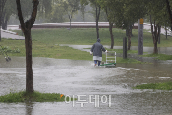 ▲서울 전역에 호우 경보가 내려진 18일 서초구 반포한강공원이 물에 잠겨 있다.  (조현호 기자 hyunho@)