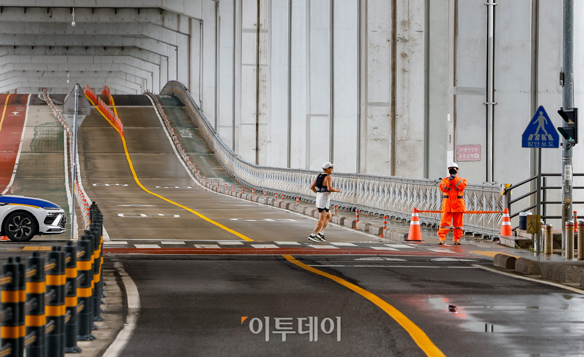 ▲23일 집중호우로 한강 수위가 상승하면서 서울 잠수교의 차량통행이 전면 통제되고 있다. 조현호 기자 hyunho@