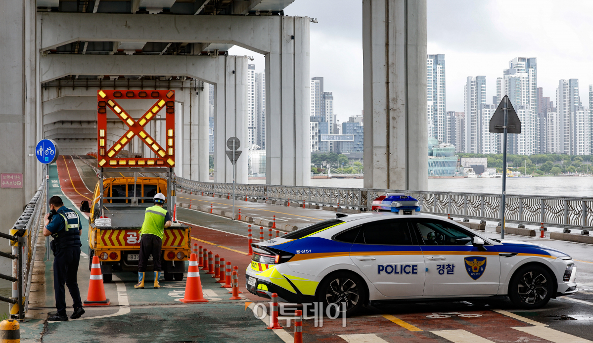▲23일 집중호우로 한강 수위가 상승하면서 서울 잠수교의 차량통행이 전면 통제되고 있다. 조현호 기자 hyunho@