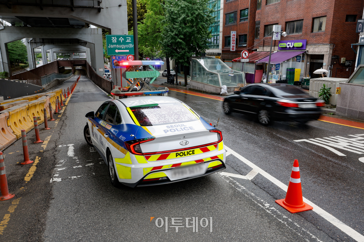 ▲23일 집중호우로 한강 수위가 상승하면서 서울 잠수교의 차량통행이 전면 통제되고 있다. 조현호 기자 hyunho@