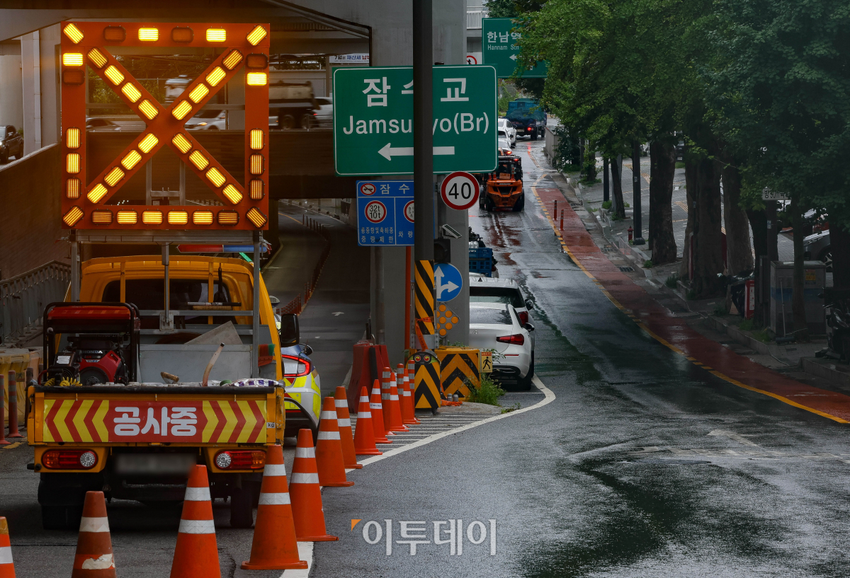 ▲23일 집중호우로 한강 수위가 상승하면서 서울 잠수교의 차량통행이 전면 통제되고 있다. 조현호 기자 hyunho@