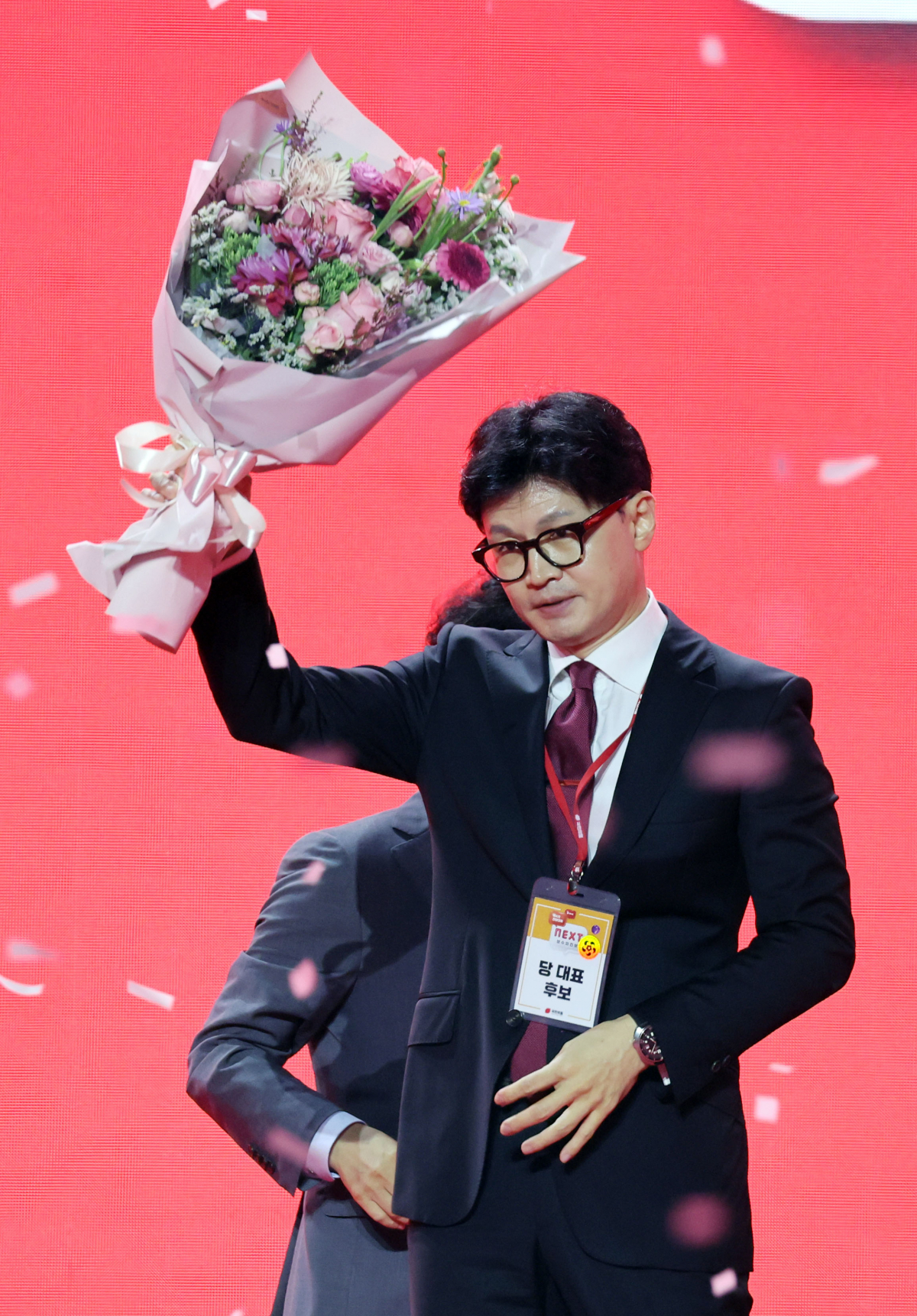 ▲한동훈 국민의힘 신임 대표가 23일 오후 경기 고양시 킨텍스에서 열린 국민의힘 제4차 전당대회에서 당원들을 향해 꽃다발을 들어보이고 있다. (공동취재) (뉴시스)