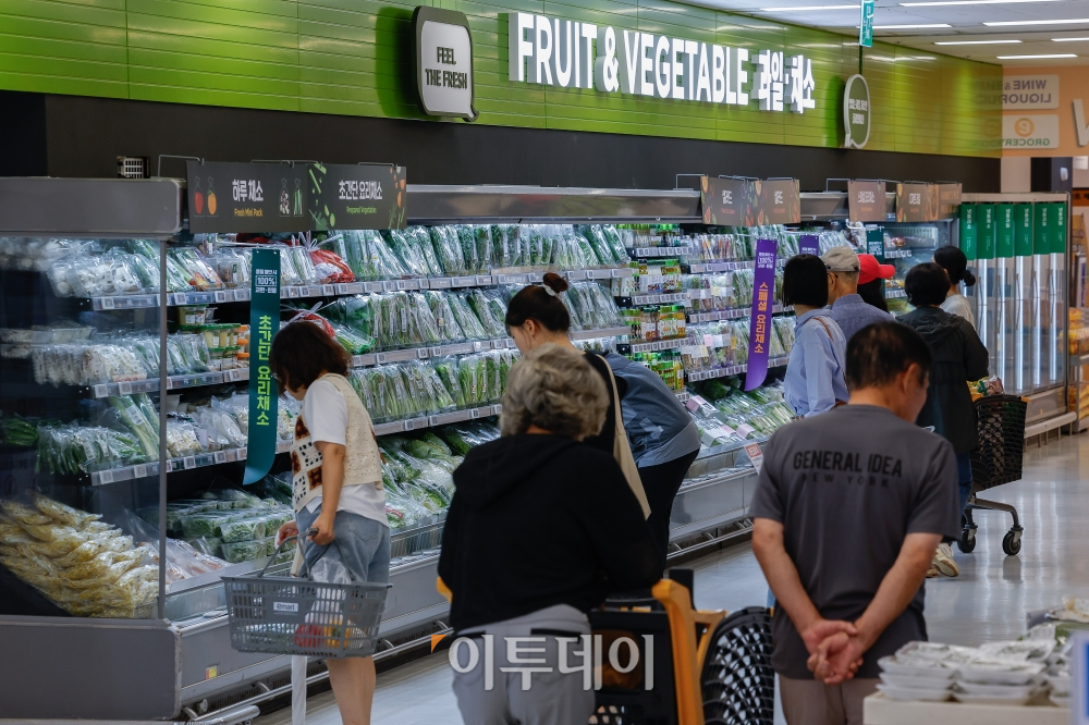 ▲6월 소비자물가 상승률이 석 달 연속 2%대를 기록했다. 2일 통계청이 발표한 6월 소비자물가동향에 따르면 지난달 소비자물가지수는 113.84(2020년=100)로 작년 같은 달보다 2.4% 올랐다. 지난해 7월(2.4%) 이후 11개월 만에 가장 낮은 상승률이다. 밥상물가와 직결되는 신선식품 지수는 작년보다 11.7% 오르며 높은 증가세를 기록했다. 농·축·수산물은 1년 전보다 6.5% 상승했으며 품목별로는 사과 63.1%, 배 139.6%, 토마토 18.0% 등으로 과실류의 가격 강세는 계속됐다. 이날 서울 시내 한 대형마트에서 시민들이 장을 보고 있다. 조현호 기자 hyunho@ (이투데이DB)