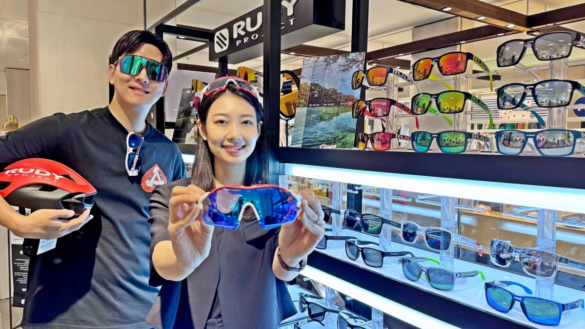 ▲24일 모델이 서울 강남구 갤러리아백화점 명품관에서 이탈리아 스포츠 안경 브랜드 ‘루디 프로젝트’ 선글라스를 소개하고 있다. (사진제공=한화갤러리아)