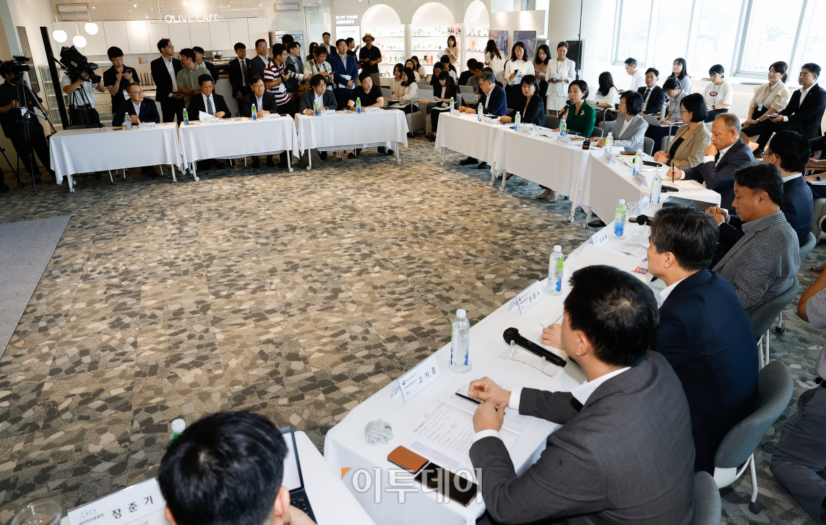 ▲24일 서울 용산구 CJ올리브영 본사에서 K-뷰티 중소·벤처기업 글로벌 경쟁력 강화 방안 발표 및 업무협약식이 열리고 있다. 조현호 기자 hyunho@