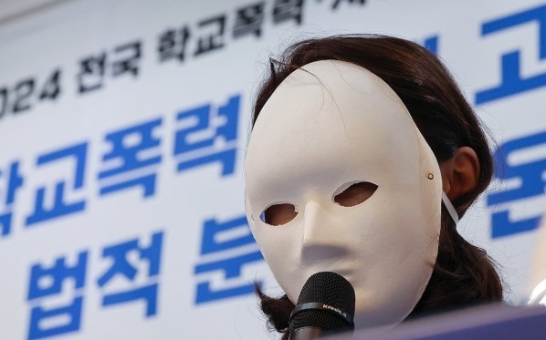 ▲푸른나무재단에서 열린 학교폭력 실태조사 기자회견 발언 중인 학교폭력 피해자 어머니의 모습. (연합뉴스)