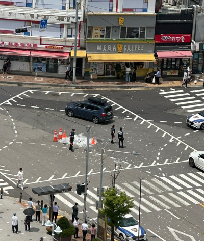 ▲24일 서울 동작구 흑석로 중앙대병원 인근에 대남 쓰레기 풍선이 떨어져 있다.  (연합뉴스 )