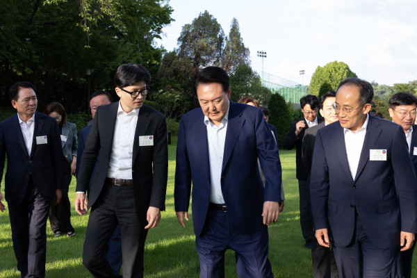 ▲<YONHAP PHOTO-3887> 대화 나누는 윤석열 대통령과 국민의힘 한동훈 대표    (서울=연합뉴스) 진성철 기자 = 윤석열 대통령이 24일 서울 용산 대통령실 앞 파인그라스에서 열린 국민의힘 신임 지도부 초청 만찬에서 국민의힘 한동훈 대표, 추경호 원내대표 등과 대화하며 이동하고 있다. 2024.7.24   [대통령실 제공. 재판매 및 DB 금지]    zjin@yna.co.kr/2024-07-24 19:19:46/<저작권자 ⓒ 1980-2024 ㈜연합뉴스. 무단 전재 재배포 금지, AI 학습 및 활용 금지>