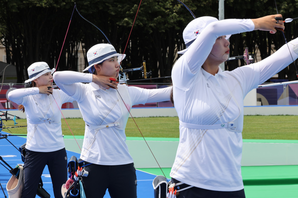 ▲2024 파리올림픽에 출전하는 양궁 여자 대표팀 전훈영, 남수현, 임시현이 23일(현지시간) 프랑스 파리 레쟁발리드에 마련된 양궁 랭킹 라운드 경기장에서 훈련하고 있다. (연합뉴스)