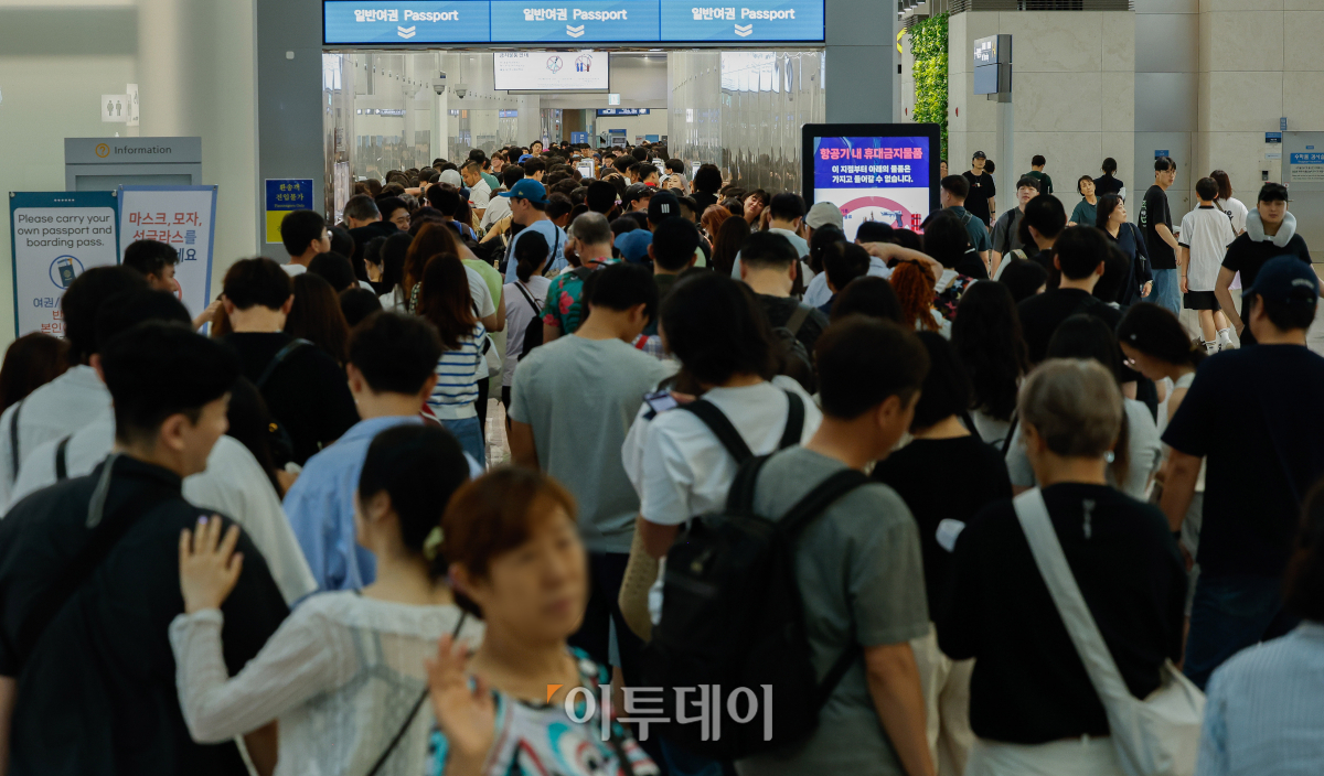▲한국공항공사와 인천국제공항공사가 올해 여름휴가 집중기간 동안 공항 이용객이 하루 평균 45만 명에 달할 것으로 전망했다. 이는 작년 같은 기간(39만5000명)보다 13.9% 증가한 수준이며, 코로나19 이전인 2019년 같은 기간(46만6000명)의 96.5%를 회복한 수치다. 휴가 기간 혼잡도가 유독 높을 것으로 예상되는 인천공항은 일 평균 21만3000명이 이용할 것으로 집계됐고 2019년 대비 101.3% 수준이다. 일별로는 27일(11만6000명)에 가장 많고 도착 승객은 내달 4일(11만7000명)에 가장 많을 것으로 전망 됐다. 25일 인천국제공항 제1여객터미널 출국장이 여행을 떠나려는 이용객들로 북적이고 있다. 조현호 기자 hyunho@