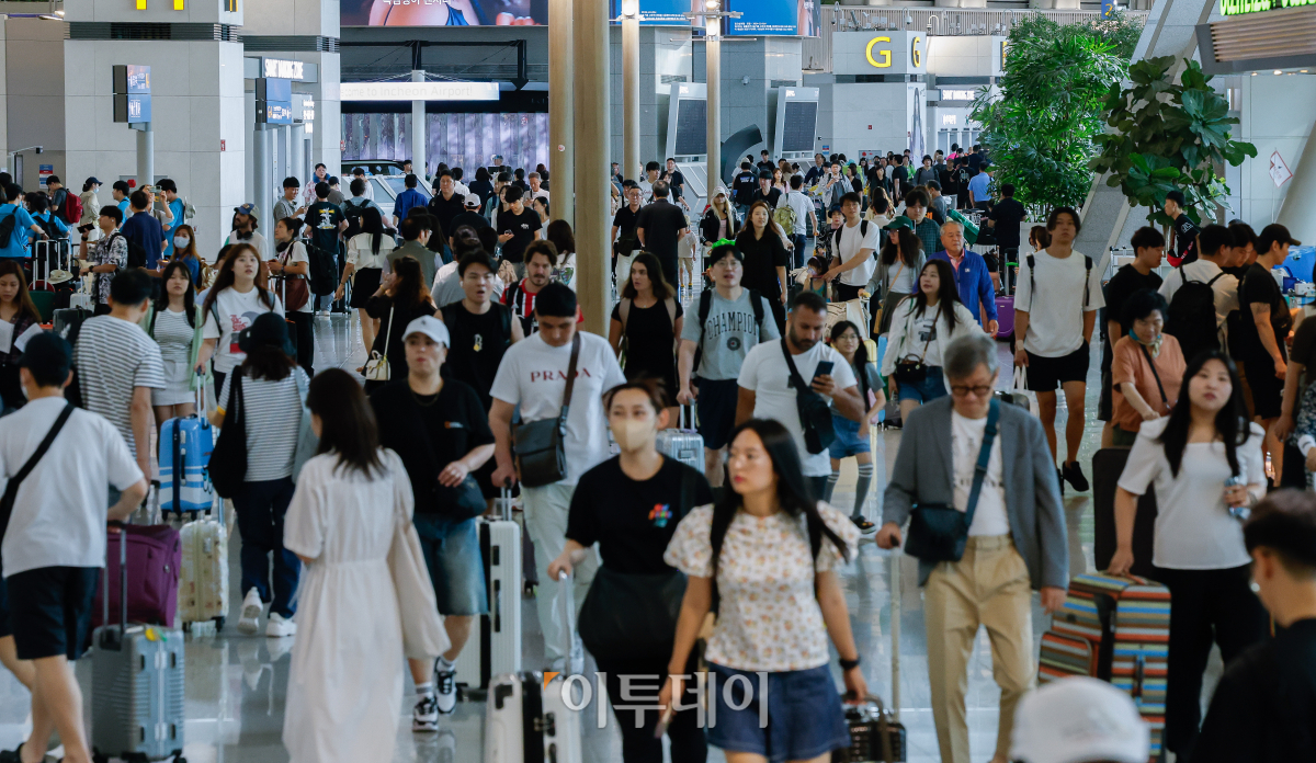 ▲한국공항공사와 인천국제공항공사가 올해 여름휴가 집중기간 동안 공항 이용객이 하루 평균 45만 명에 달할 것으로 전망했다. 이는 작년 같은 기간(39만5000명)보다 13.9% 증가한 수준이며, 코로나19 이전인 2019년 같은 기간(46만6000명)의 96.5%를 회복한 수치다. 휴가 기간 혼잡도가 유독 높을 것으로 예상되는 인천공항은 일 평균 21만3000명이 이용할 것으로 집계됐고 2019년 대비 101.3% 수준이다. 일별로는 27일(11만6000명)에 가장 많고 도착 승객은 내달 4일(11만7000명)에 가장 많을 것으로 전망 됐다. 25일 인천국제공항 제1여객터미널 출국장이 여행을 떠나려는 이용객들로 북적이고 있다. 조현호 기자 hyunho@
