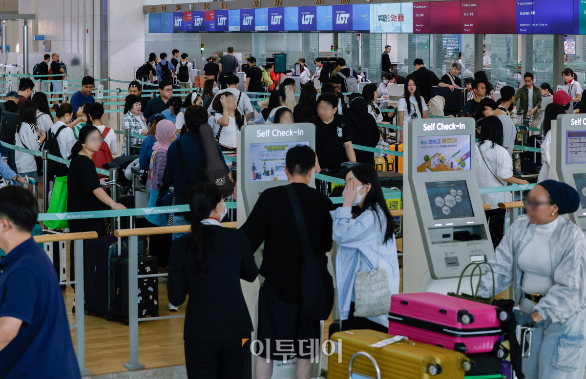▲한국공항공사와 인천국제공항공사가 올해 여름휴가 집중기간 동안 공항 이용객이 하루 평균 45만 명에 달할 것으로 전망했다. 이는 작년 같은 기간(39만5000명)보다 13.9% 증가한 수준이며, 코로나19 이전인 2019년 같은 기간(46만6000명)의 96.5%를 회복한 수치다. 휴가 기간 혼잡도가 유독 높을 것으로 예상되는 인천공항은 일 평균 21만3000명이 이용할 것으로 집계됐고 2019년 대비 101.3% 수준이다. 일별로는 27일(11만6000명)에 가장 많고 도착 승객은 내달 4일(11만7000명)에 가장 많을 것으로 전망 됐다. 25일 인천국제공항 제1여객터미널 출국장에서 이용객들이 출국 수속을 밟고 있다. 조현호 기자 hyunho@