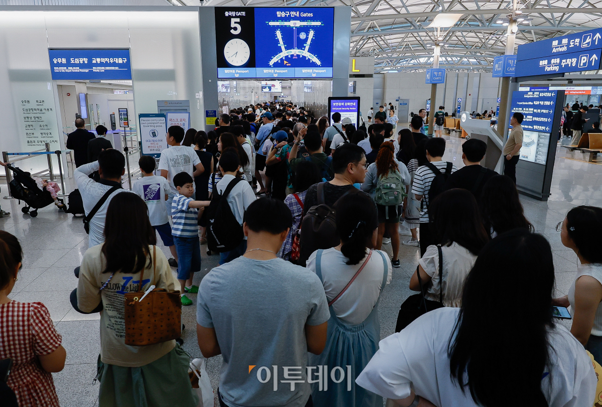 ▲한국공항공사와 인천국제공항공사가 올해 여름휴가 집중기간 동안 공항 이용객이 하루 평균 45만 명에 달할 것으로 전망했다. 이는 작년 같은 기간(39만5000명)보다 13.9% 증가한 수준이며, 코로나19 이전인 2019년 같은 기간(46만6000명)의 96.5%를 회복한 수치다. 휴가 기간 혼잡도가 유독 높을 것으로 예상되는 인천공항은 일 평균 21만3000명이 이용할 것으로 집계됐고 2019년 대비 101.3% 수준이다. 일별로는 27일(11만6000명)에 가장 많고 도착 승객은 내달 4일(11만7000명)에 가장 많을 것으로 전망 됐다. 25일 인천국제공항 제1여객터미널 출국장이 여행을 떠나려는 이용객들로 북적이고 있다. 조현호 기자 hyunho@