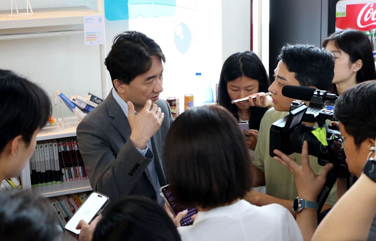 ▲온라인 쇼핑몰 티몬과 위메프의 판매자 정산금 지연 사태로 소비자들의 피해가 우려되는 가운데 25일 오전 서울 강남구 위메프 본사에서 류화현 위메프 대표가 취재진의 질문에 답하고 있다. 신태현 기자 holjjak@