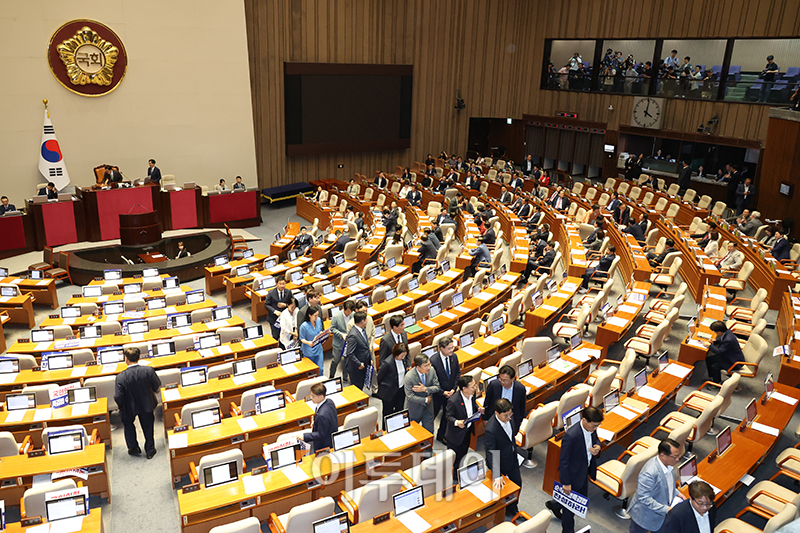 ▲25일 서울 여의도 국회에서 열린 본회의에서 순직 해병 수사 방해 및 사건 은폐 등의 진상규명을 위한 특별검사의 임명 등에 관한 법률안 재의의 건이 부결되자 야당 의원들이 규탄대회를 위해 퇴장하고 있다. 고이란 기자 photoeran@