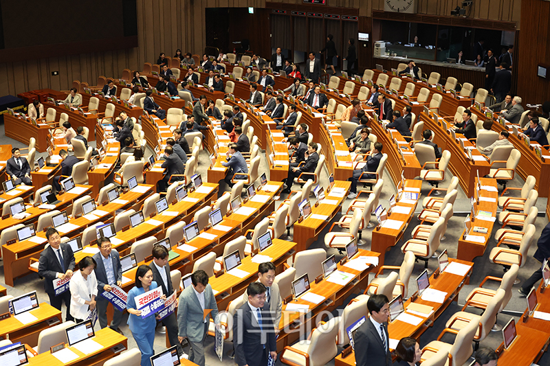 ▲25일 서울 여의도 국회에서 열린 본회의에서 순직 해병 수사 방해 및 사건 은폐 등의 진상규명을 위한 특별검사의 임명 등에 관한 법률안 재의의 건이 부결되자 야당 의원들이 규탄대회를 위해 퇴장하고 있다. 고이란 기자 photoeran@