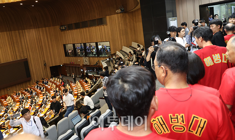 ▲25일 서울 여의도 국회에서 열린 본회의에서 순직 해병 수사 방해 및 사건 은폐 등의 진상규명을 위한 특별검사의 임명 등에 관한 법률안 재의의 건이 부결되자 해병대 전우회가 항의하며 퇴장하고 있다. 고이란 기자 photoeran@