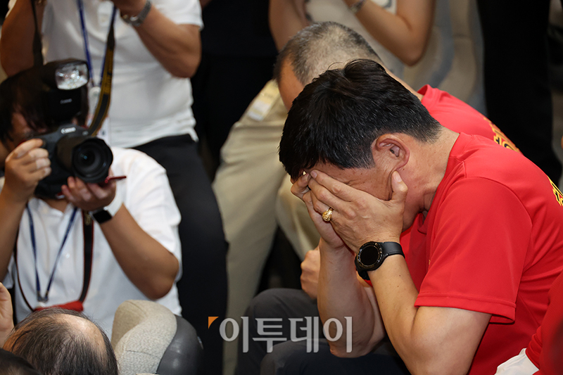 ▲25일 서울 여의도 국회에서 열린 본회의에서 순직 해병 수사 방해 및 사건 은폐 등의 진상규명을 위한 특별검사의 임명 등에 관한 법률안 재의의 건이 부결되자 해병대 전우회가 좌절하고 있다. 고이란 기자 photoeran@