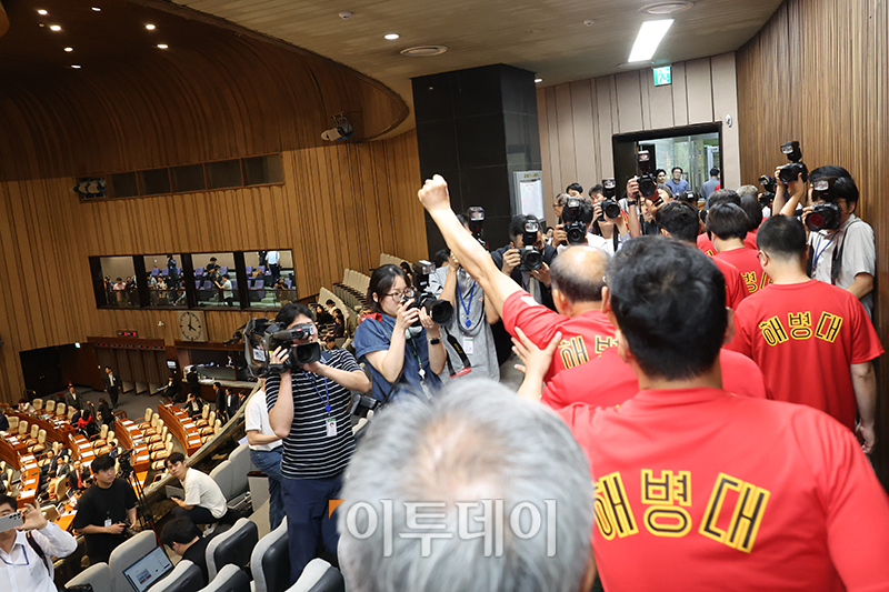 ▲25일 서울 여의도 국회에서 열린 본회의에서 순직 해병 수사 방해 및 사건 은폐 등의 진상규명을 위한 특별검사의 임명 등에 관한 법률안 재의의 건이 부결되자 해병대 전우회가 항의하며 퇴장하고 있다. 고이란 기자 photoeran@