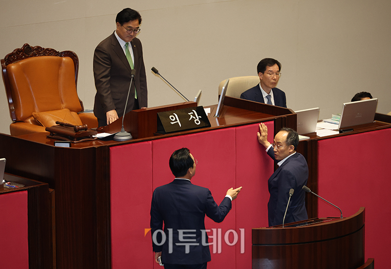 ▲우원식(위) 국회의장이 25일 서울 여의도 국회 본회의에서 박성준(왼쪽) 더불어민주당 원내수석부대표, 추경호 국민의힘 원내대표와 의견을 조율하고 있다. 고이란 기자 photoeran@