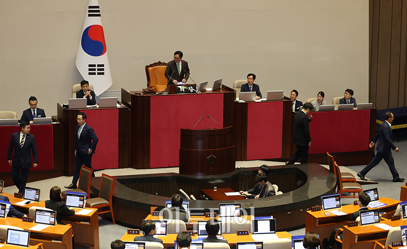 ▲박찬대(왼쪽부터) 더불어민주당 대표 권한대행 겸 원내대표, 박성준 원내수석부대표, 추경호 국민의힘 원내대표, 배준영 원내수석부대표가 25일 서울 여의도 국회 본회의에서 우원식 국회의장과 대화를 마치고 자리로 향하고 있다. 고이란 기자 photoeran@