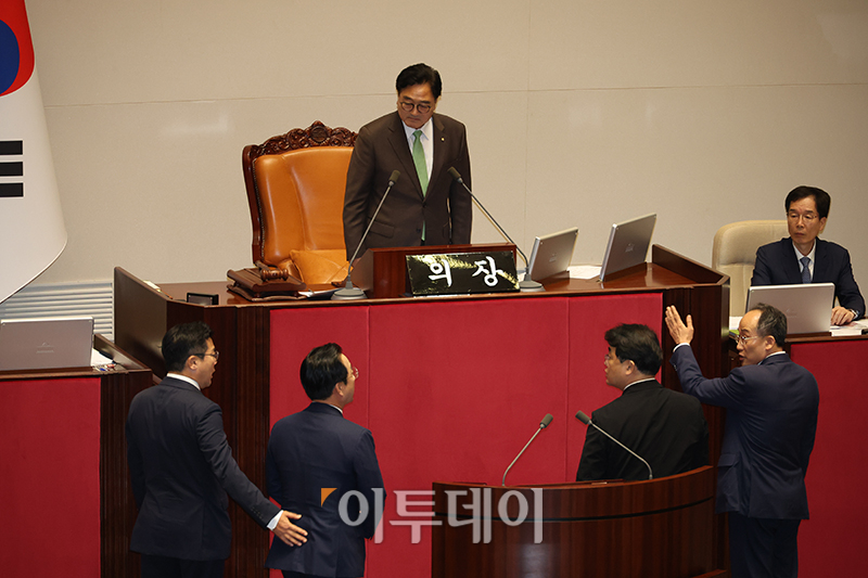 ▲우원식(위) 국회의장이 25일 서울 여의도 국회 본회의에서 박찬대(왼쪽) 더불어민주당 대표 권한대행 겸 원내대표, 박성준 원내수석부대표, 추경호 국민의힘 원내대표, 배준영 원내수석부대표와 의견을 조율하고 있다. 고이란 기자 photoeran@