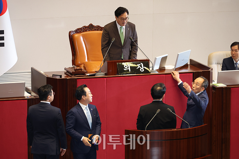 ▲우원식(위) 국회의장이 25일 서울 여의도 국회 본회의에서 박찬대(왼쪽) 더불어민주당 대표 권한대행 겸 원내대표, 박성준 원내수석부대표, 추경호 국민의힘 원내대표, 배준영 원내수석부대표와 의견을 조율하고 있다. 고이란 기자 photoeran@