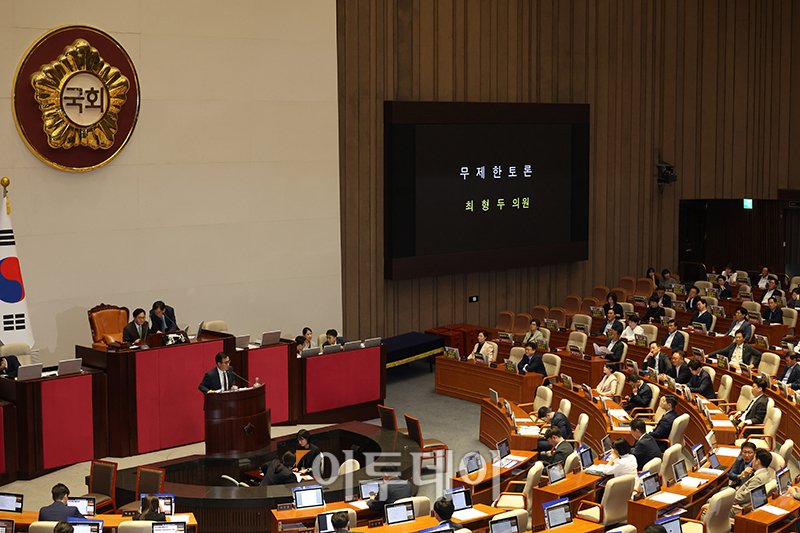 ▲25일 서울 여의도 국회에서 열린 본회의에서 야당이 '방송4법' 중 방송통신위원회 설치 및 운영에 관한 법률 일부개정법률안을 상정하려 하자 최형두 국민의힘 의원이 법안 처리 저지를 위한 무제한 토론(필리버스터)을 하고 있다.  고이란 기자 photoeran@