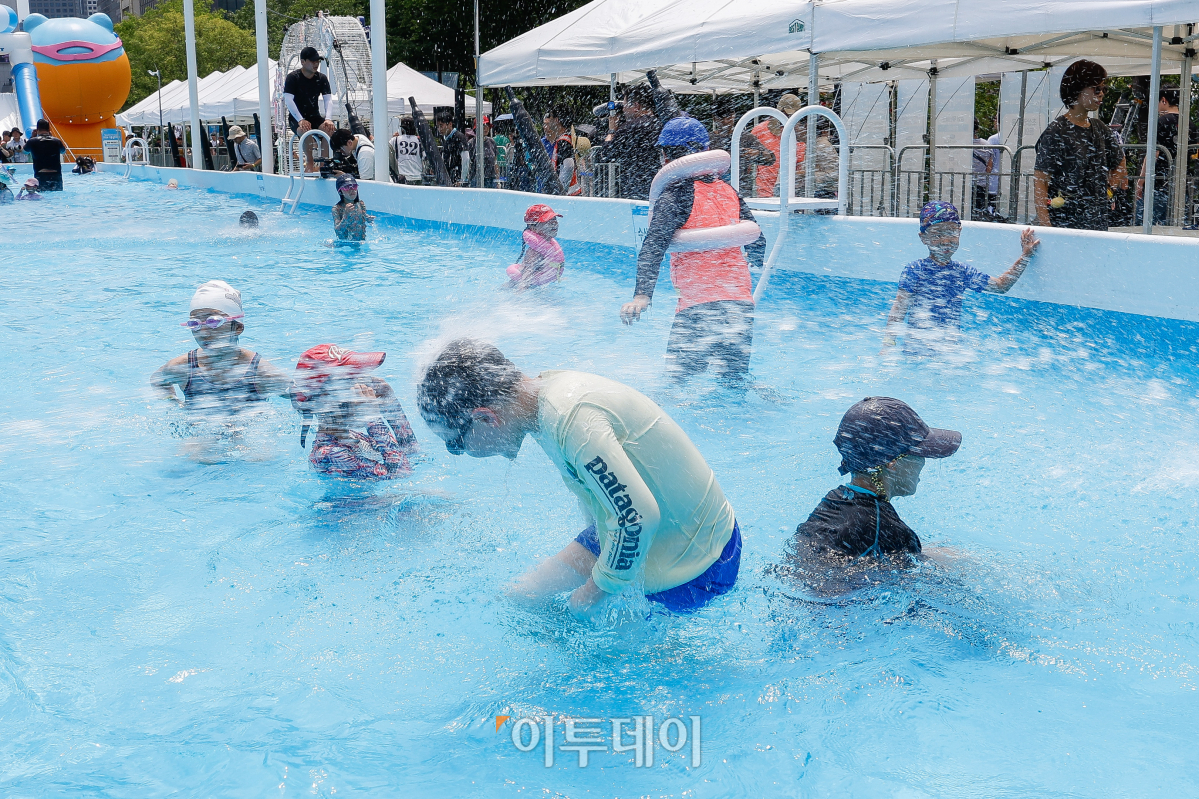 ▲26일 서울 종로구 광화문광장에서 개장한 2024 서울 썸머비치 물놀이터에서 어린이들이 물놀이를 하고 있다. 서울 썸머비치는 이날 개장식을 시작으로 내달 11일까지 열린다. 조현호 기자 hyunho@