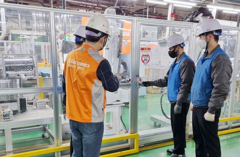 ▲LG전자 직원이 창원 소재 협력사의 공장을 방문해 ESG 리스크 관리 현장 점검을 실시하고 있다. (자료제공=LG)