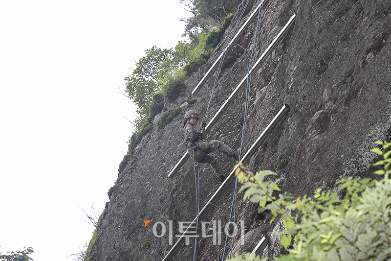 ▲육군사관학교 2학년 생도가 25일 전남 화순군 동복유격장에서 유격훈련 중에 높이 36m 암벽에서 하강하고 있다. 사진제공 육군사관학교