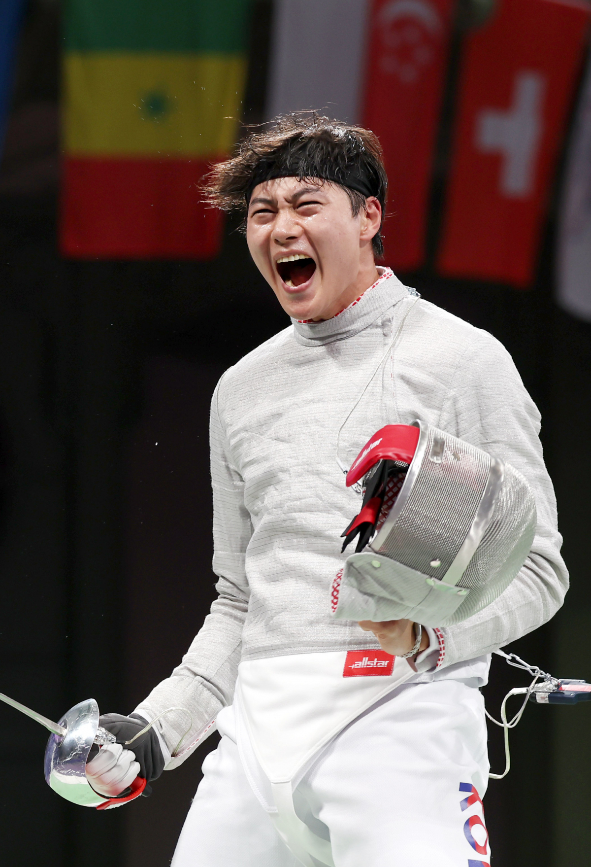 ▲오상욱이 27일(현지시간) 프랑스 파리 그랑 팔레에서 열린 파리올림픽 펜싱 남자 사브르 개인 8강전 캐나다의 파레스 아르파와의 경기에서 준결승 진출을 확정 지은 뒤 환호하고 있다. (뉴시스)
