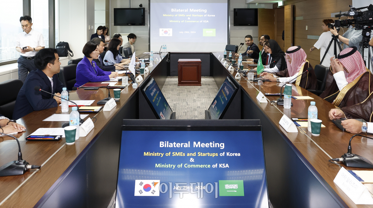 ▲오영주 중소벤처기업부 장관이 29일 서울 영등포구 기술보증기금 서울지역본부에서 열린 사우디 상무부 장관 양자회담에서 인사말을 하고 있다. 조현호 기자 hyunho@