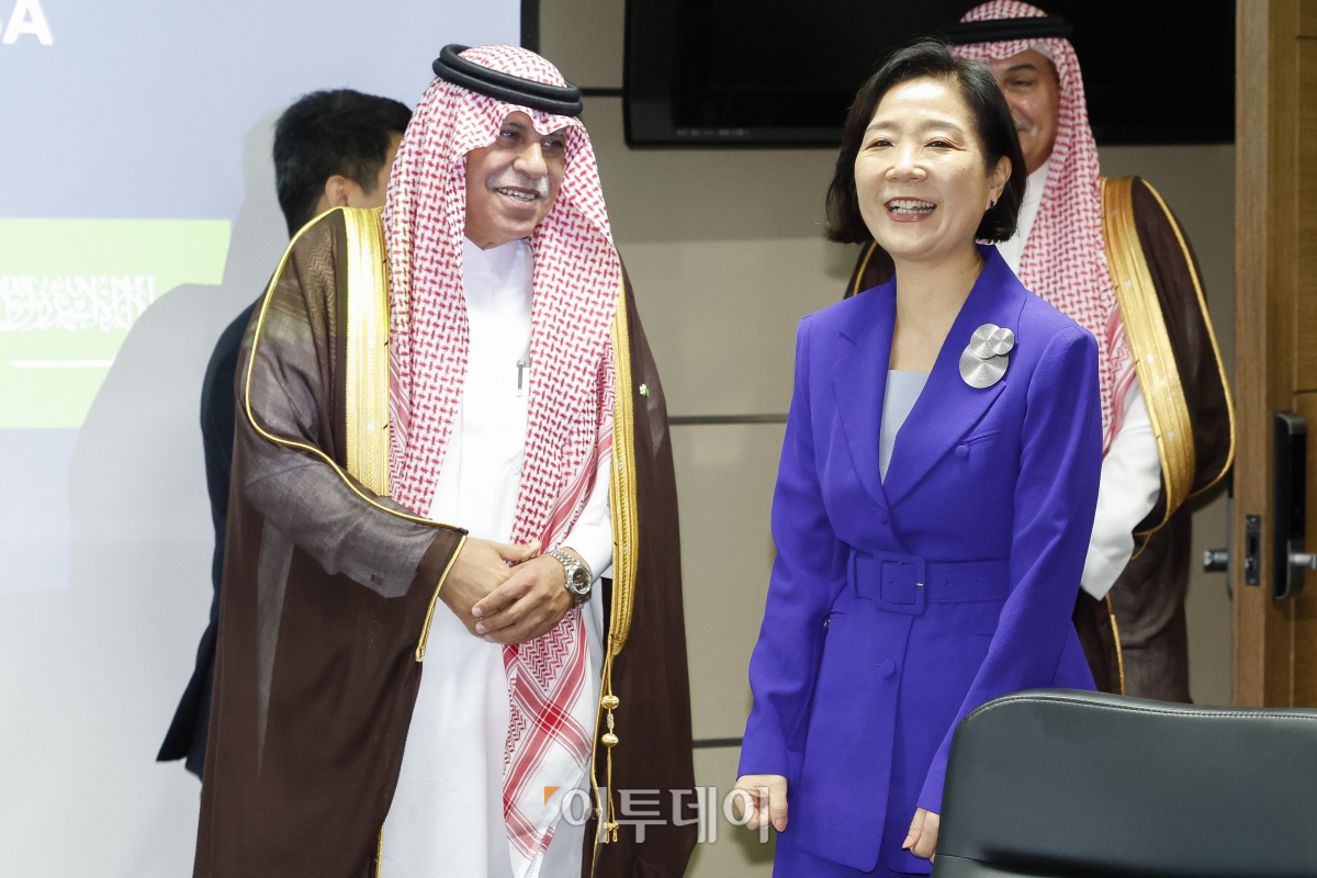 ▲오영주(오른쪽) 중소벤처기업부 장관과 마지드 빈 압둘라 알까사비 사우디 상무부 장관이 29일 서울 영등포구 기술보증기금 서울지역본부에서 열린 사우디 상무부 장관 양자회담에 참석하며 인사를 나누고 있다. 조현호 기자 hyunho@