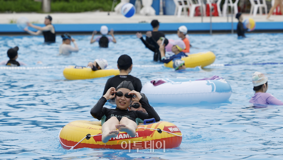 ▲서울 낮 최고기온이 30도를 기록하는 등 전국에 폭염 특보가 내려진 29일 서울 영등포구 여의도한강공원 수영장을 찾은 시민들이 물놀이를 하며 더위를 식히고 있다. 기상청은 이날 오전 6시를 기해 전국에 폭염 특보를 발효했다. 서북권을 제외한 서울엔 폭염 경보가, 서울 서북권엔 폭염 주의보가 내려졌다. 기상청은 당분간 전국 대부분 지역에서 최고 체감온도가 35도 내외로 올라 매우 무덥겠고 열대야가 나타나는 곳이 많겠다고 설명했다. 조현호 기자 hyunho@