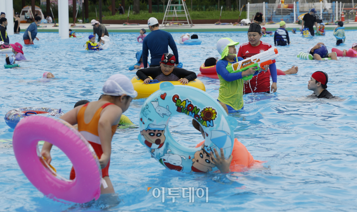 ▲서울 낮 최고기온이 30도를 기록하는 등 전국에 폭염 특보가 내려진 29일 서울 영등포구 여의도한강공원 수영장을 찾은 시민들이 물놀이를 하며 더위를 식히고 있다. 기상청은 이날 오전 6시를 기해 전국에 폭염 특보를 발효했다. 서북권을 제외한 서울엔 폭염 경보가, 서울 서북권엔 폭염 주의보가 내려졌다. 기상청은 당분간 전국 대부분 지역에서 최고 체감온도가 35도 내외로 올라 매우 무덥겠고 열대야가 나타나는 곳이 많겠다고 설명했다. 조현호 기자 hyunho@