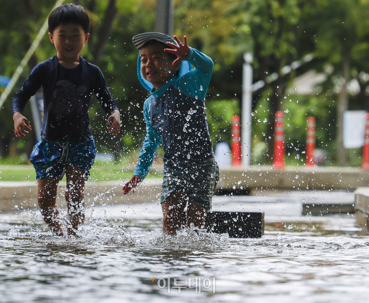 ▲서울 낮 최고기온이 30도를 기록하는 등 전국에 폭염 특보가 내려진 29일 서울 영등포구 여의도한강공원에서 어린이들이 물놀이를 하며 더위를 식히고 있다. 기상청은 이날 오전 6시를 기해 전국에 폭염 특보를 발효했다. 서북권을 제외한 서울엔 폭염 경보가, 서울 서북권엔 폭염 주의보가 내려졌다. 기상청은 당분간 전국 대부분 지역에서 최고 체감온도가 35도 내외로 올라 매우 무덥겠고 열대야가 나타나는 곳이 많겠다고 설명했다. 조현호 기자 hyunho@