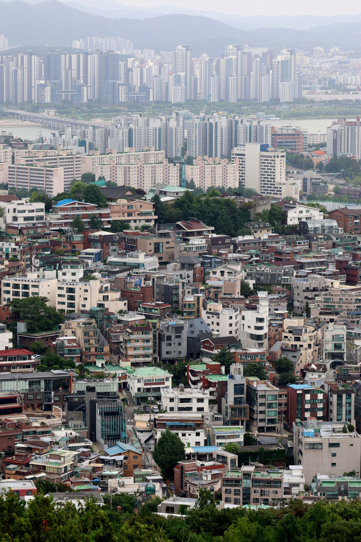 ▲올해 5월까지 준공된 서울 내 빌라(다가구·다세대·연립)가 작년보다 절반 이상 줄어들어 비아파트 공급난이 갈수록 심각해지고 있다. 29일 국토교통부 주택건설실적통계에 따르면 올해 1∼5월 서울 내 다가구·다세대·연립주택 준공은 2945가구로, 작년 같은 기간(6943가구)보다 58% 감소했다. 같은기간 서울 아파트 준공은 1만1867가구로 작년 동기(5582가구) 대비 2.1배  증가한 것과 대조되는 실적이다. 이기간 서울 내 빌라 착공 물량은 1801가구로 작년 동기(3284가구)보다 45%줄고 2년 전 같은 기간(8542가구)과 비교하면 79% 급감해 향후 1∼2년 내 공급될 빌라 물량은 지금보다 더 축소될 것으로 보인다. 이에 정부는 주택 수에서 제외해 세제 혜택을 주는 소형주택 범위나, '내년까지 2년 내 준공'으로 제한한 대상 주택을 확대하는 방안을 검토하고 있다. 이날 서울 용산구의 한 주택가에 빌라가 밀집해 있다. 신태현 기자 holjjak@