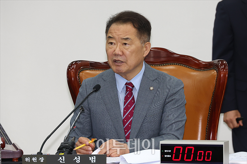 ▲29일 서울 여의도 국회에서 열린 정보위원회 전체회의에서 신성범 위원장이 발언을 하고 있다. 고이란 기자 photoeran@