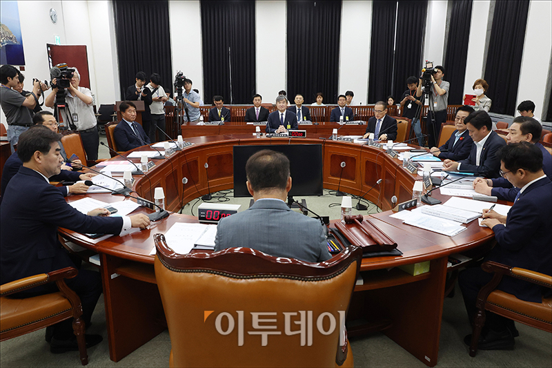 ▲조태용 국가정보원장이 29일 서울 여의도 국회에서 열린 정보위원회 전체회의에 참석하고 있다. 고이란 기자 photoeran@