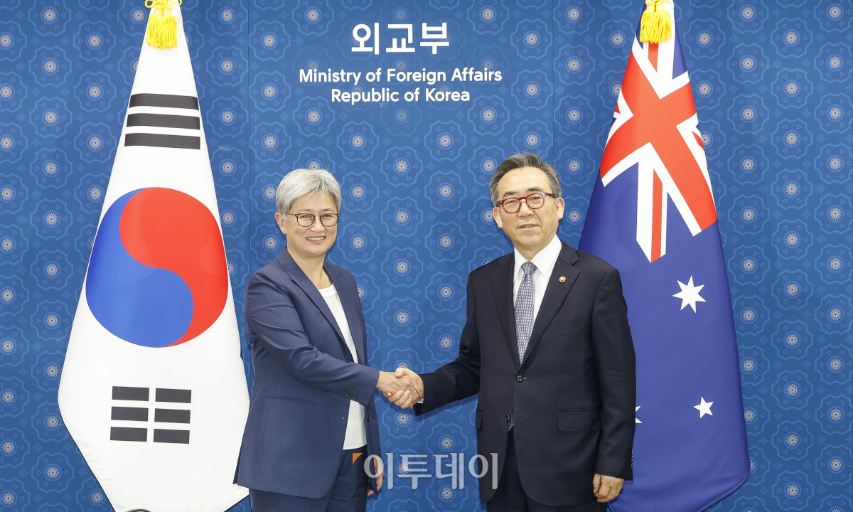 ▲조태열(오른쪽) 외교부 장관이 30일 서울 종로구 외교부 청사에서 열린 한-호주 외교장관 회담에서 페니 웡 호주 외교장관과 악수를 하고 있다. 조현호 기자 hyunho@